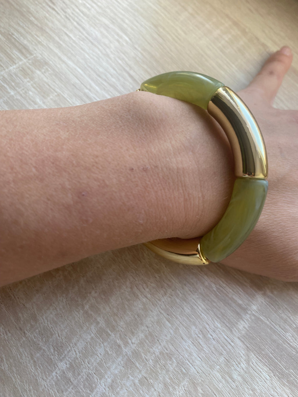 Bracelet élastique à grosse perle vert jade nacré