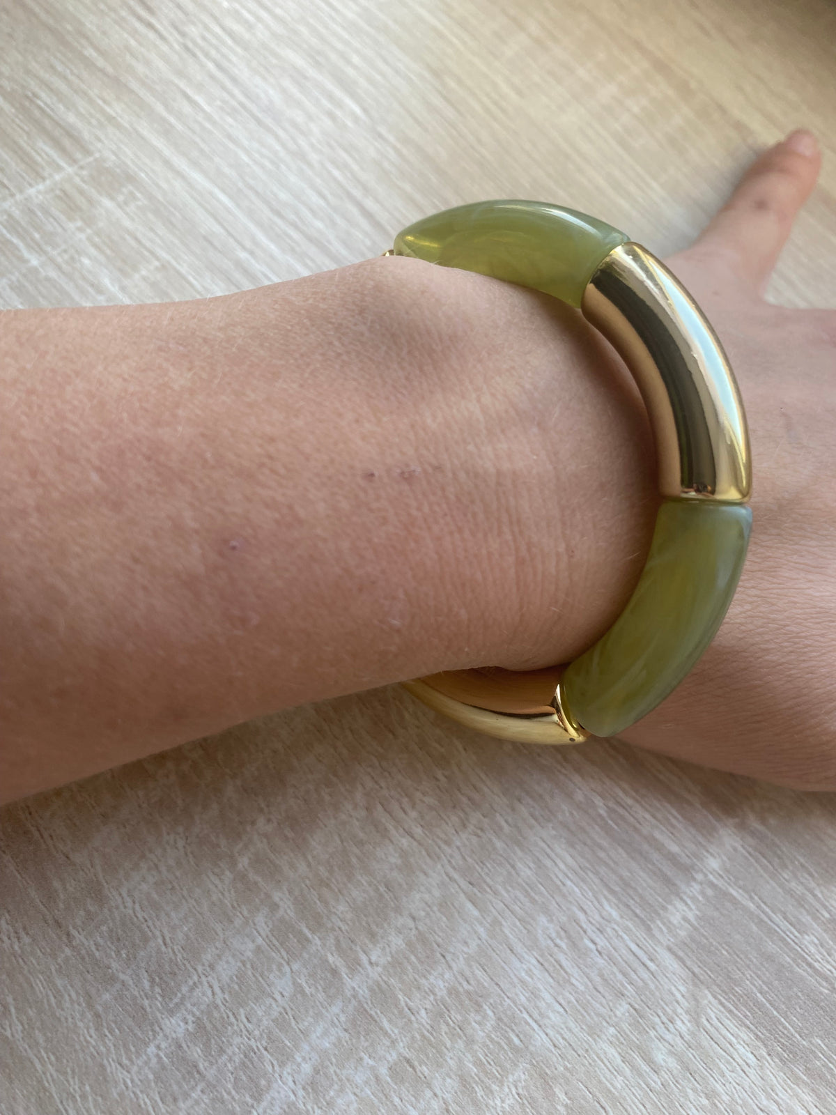Bracelet élastique à grosse perle vert jade nacré