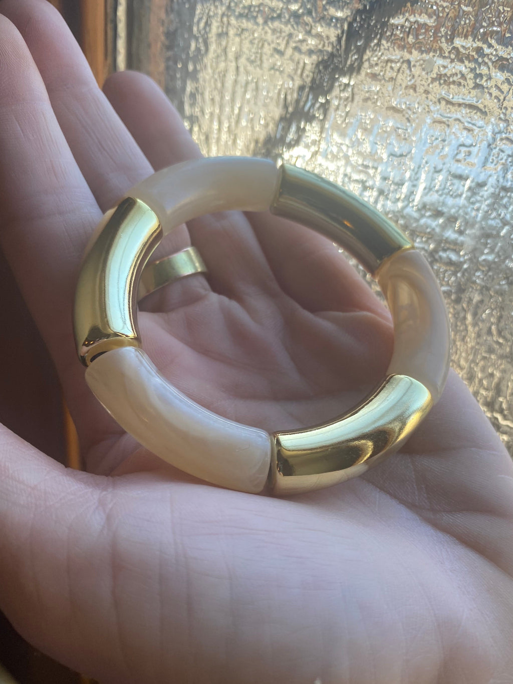 Bracelet élastique à grosse perle ivoire nacré et doré