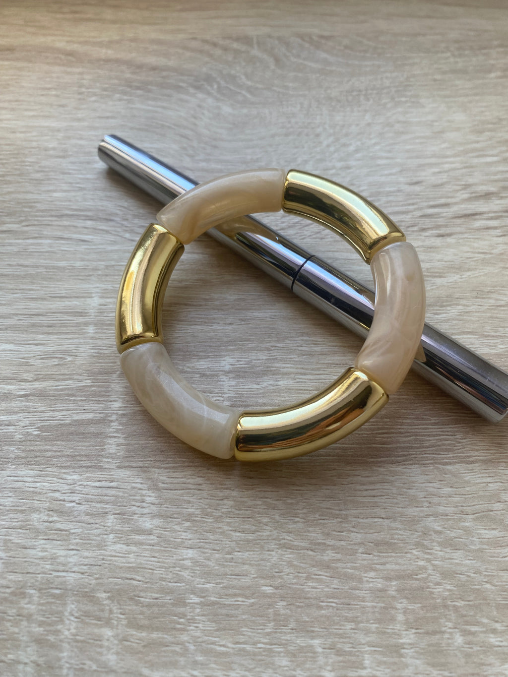 Bracelet élastique à grosse perle ivoire nacré et doré
