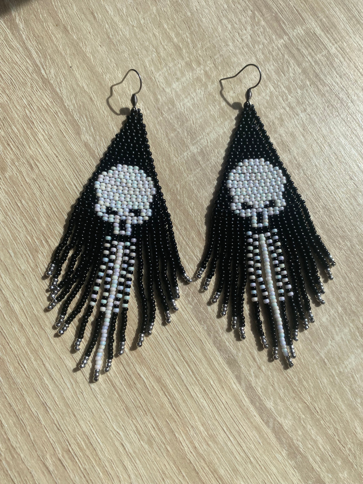 Boucles d’oreilles squelette Predator noir et blanc en perles Miyuki, longues franges