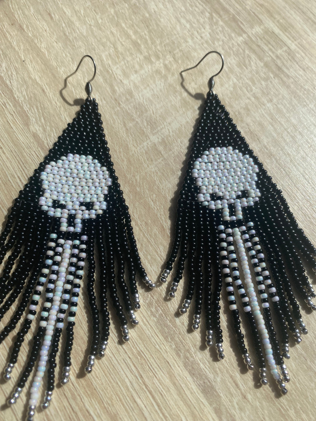 Boucles d’oreilles squelette Predator noir et blanc en perles Miyuki, longues franges