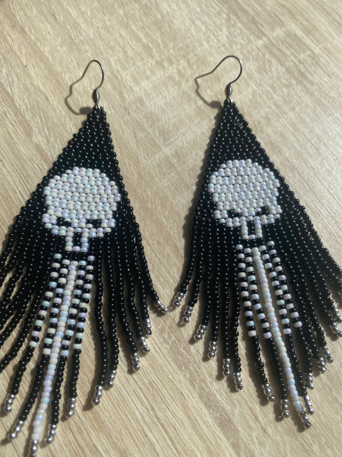 Boucles d’oreilles squelette Predator noir et blanc en perles Miyuki, longues franges
