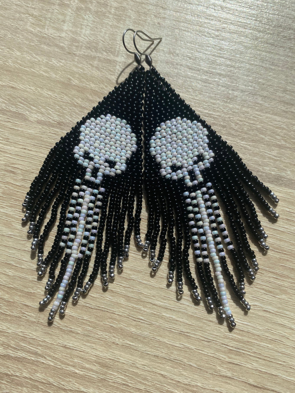 Boucles d’oreilles squelette Predator noir et blanc en perles Miyuki, longues franges