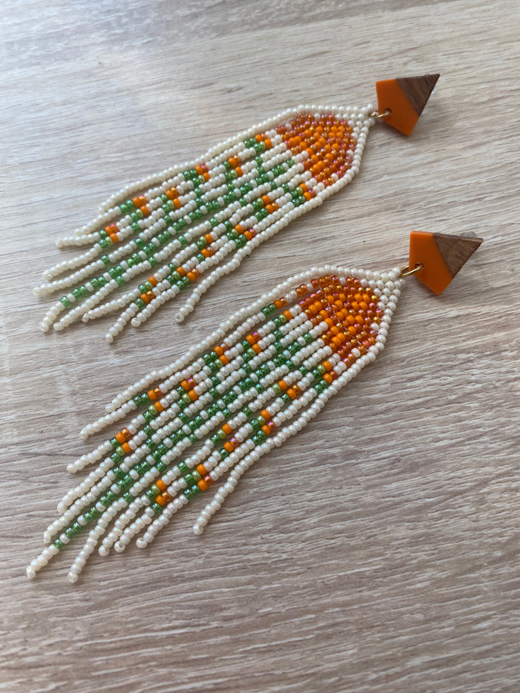Boucles d’oreilles à longues franges ivoire, vert et orange