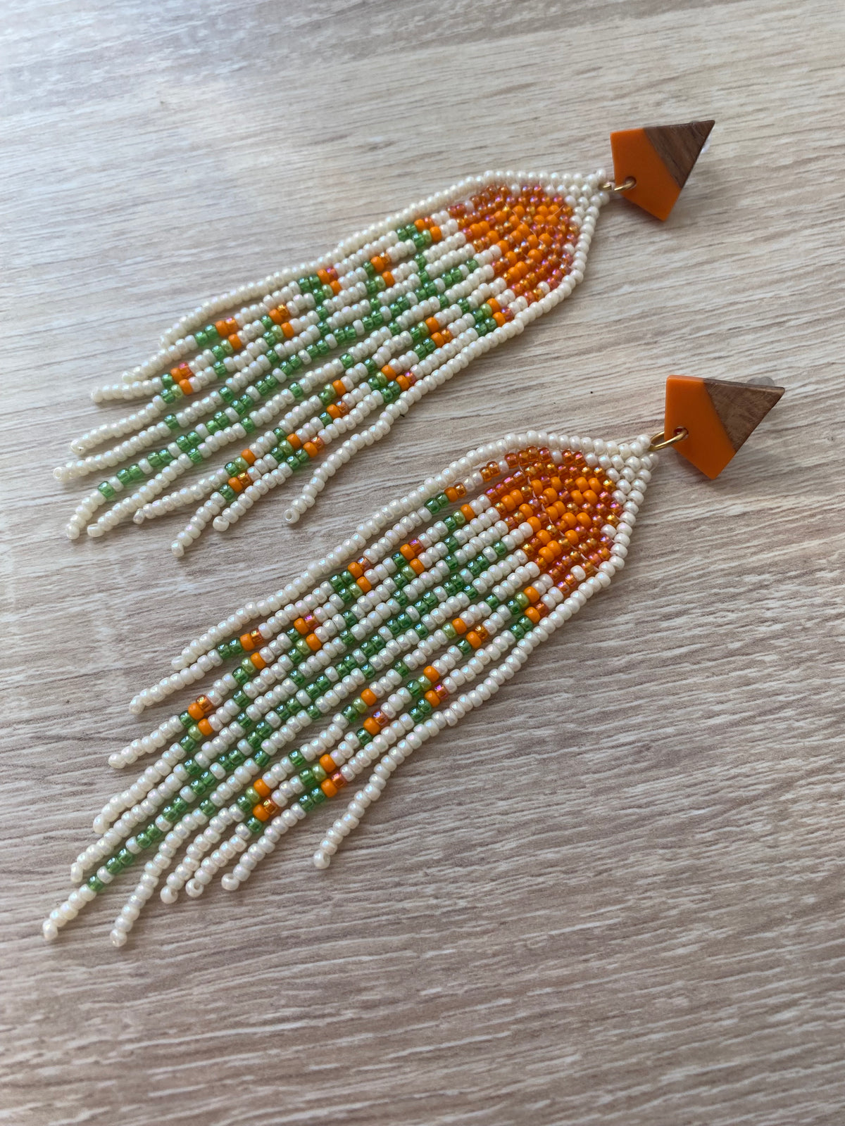 Boucles d’oreilles à longues franges ivoire, vert et orange