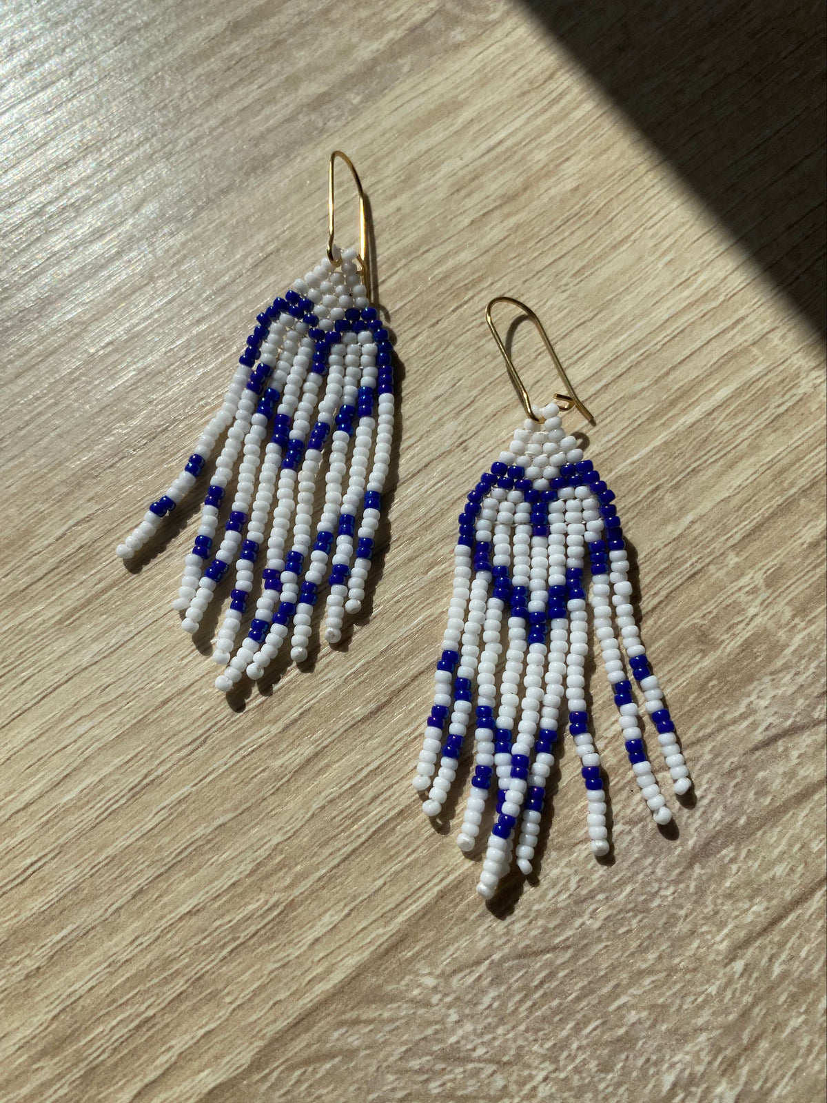Boucles d’oreilles Miyuki à franges blanches et bleu foncé