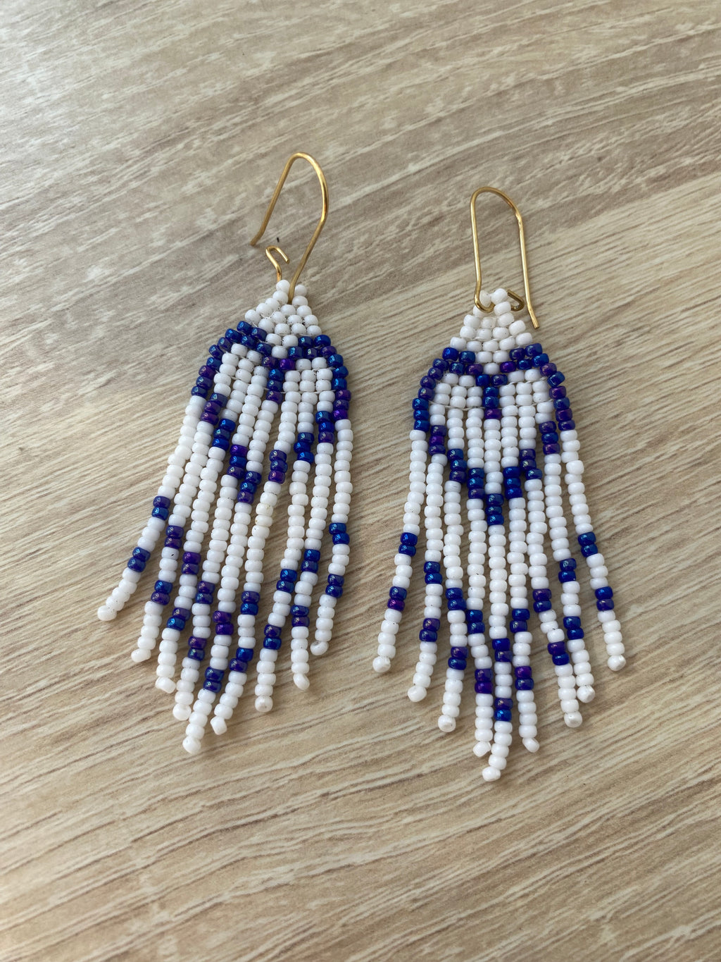 Boucles d’oreilles Miyuki à franges blanches et bleu foncé