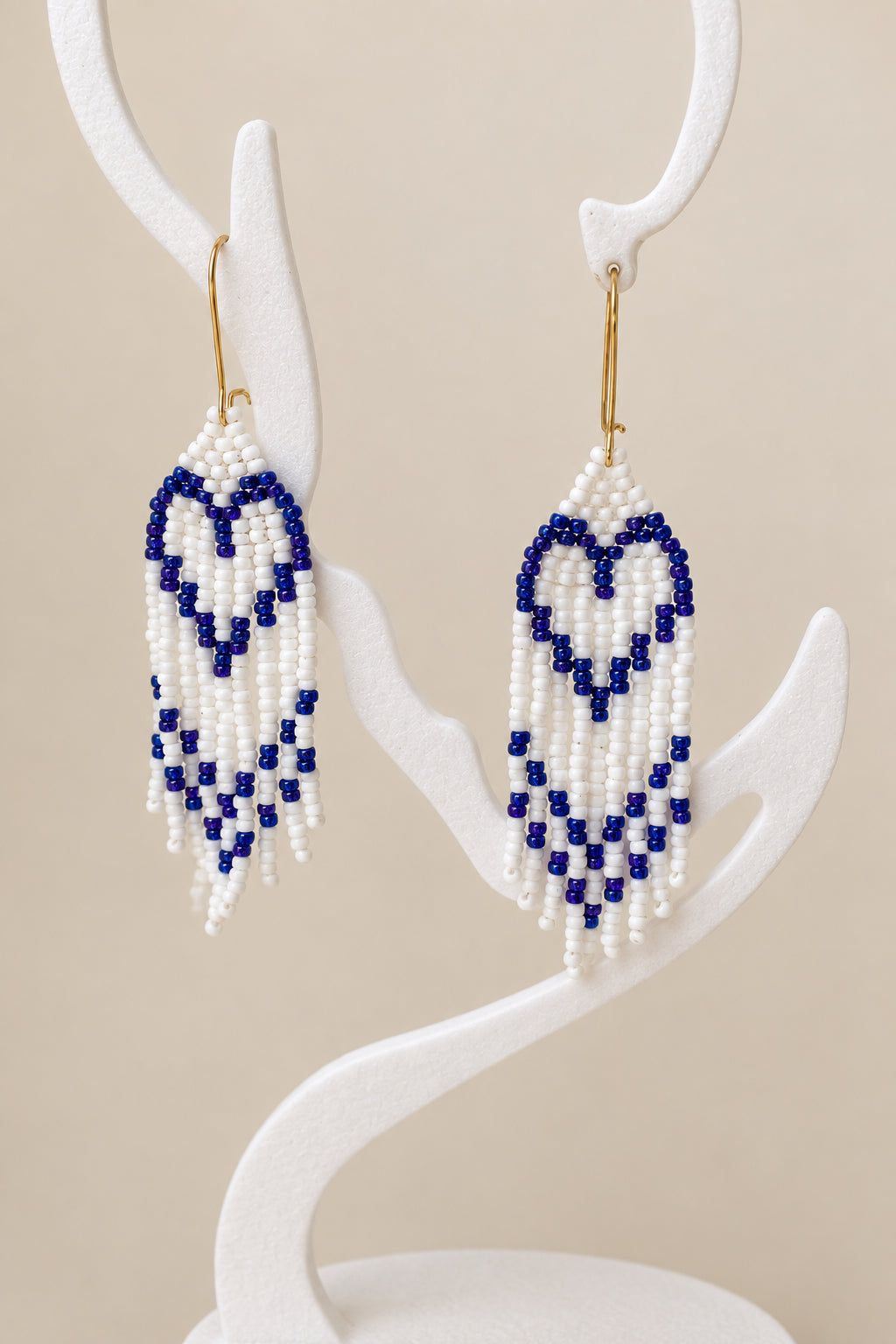 Boucles d’oreilles Miyuki à franges blanches et bleu foncé