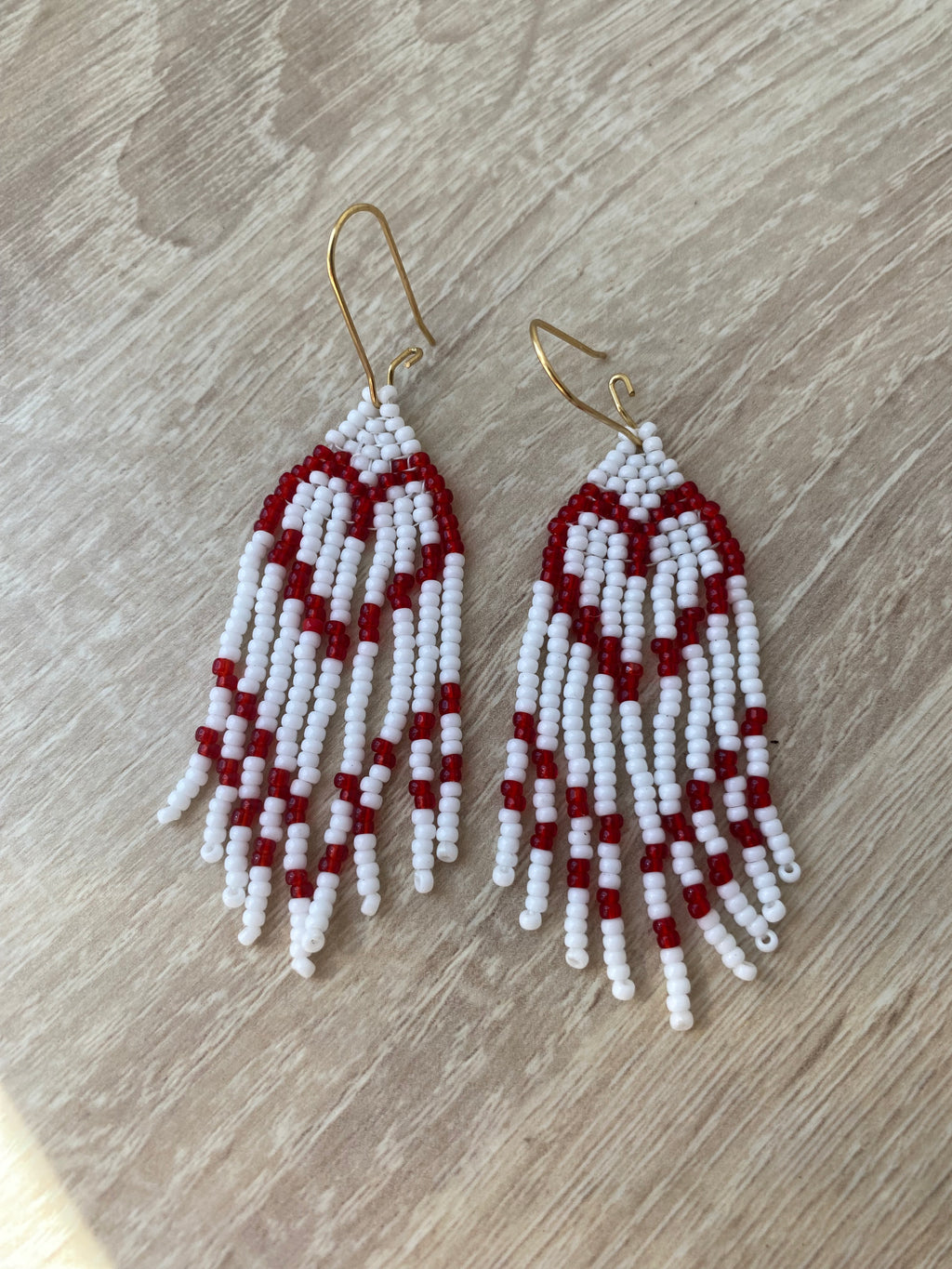Boucles d’oreilles Miyuki à franges blanches et rouges