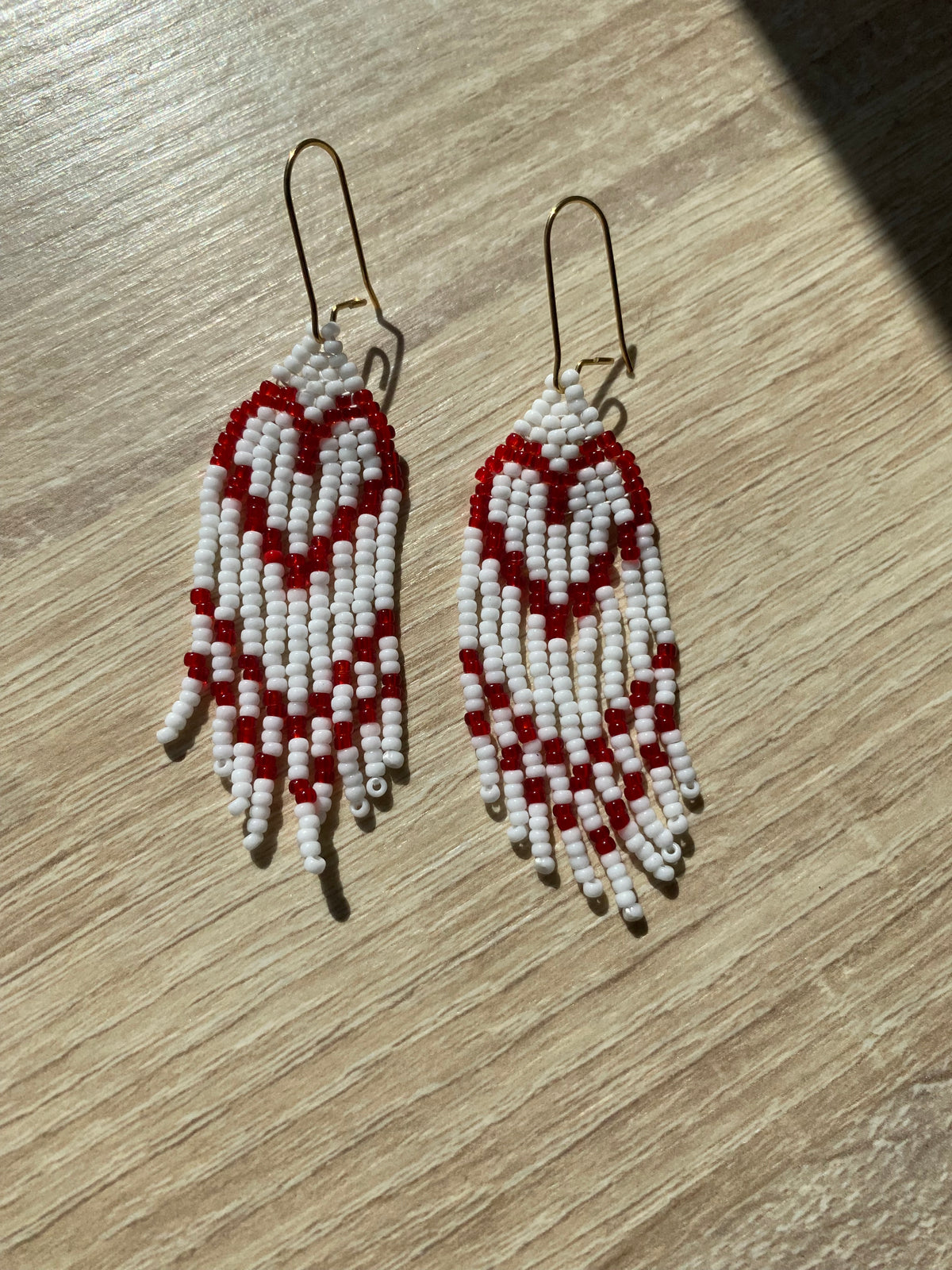 Boucles d’oreilles Miyuki à franges blanches et rouges