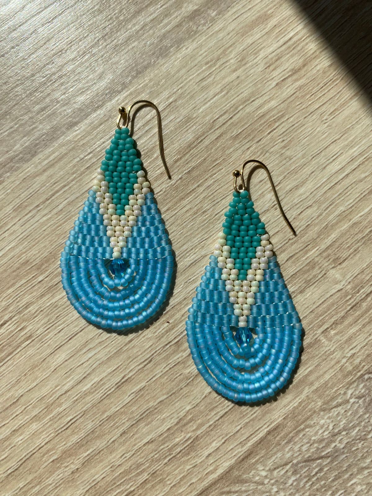 Boucles d’oreilles goutte en perles bleu clair, turquoise et ivoire