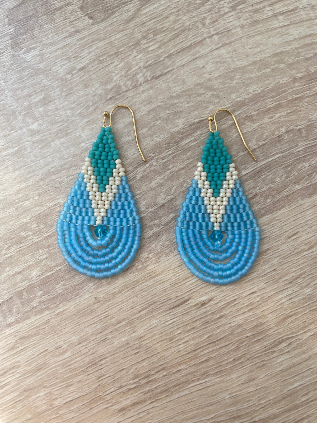 Boucles d’oreilles goutte en perles bleu clair, turquoise et ivoire