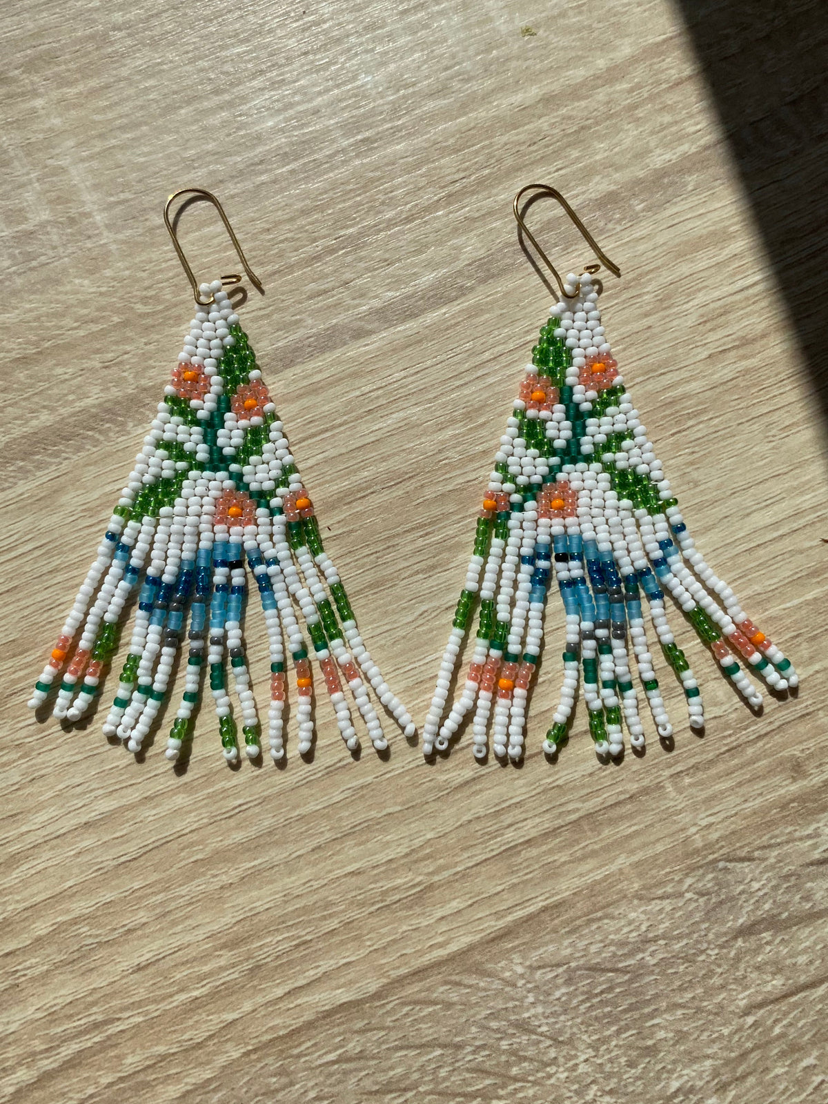 Boucles d’oreilles à longues franges fleuries blanches, vertes et bleues