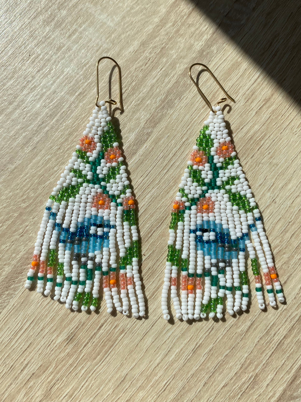 Boucles d’oreilles à longues franges fleuries blanches, vertes et bleues