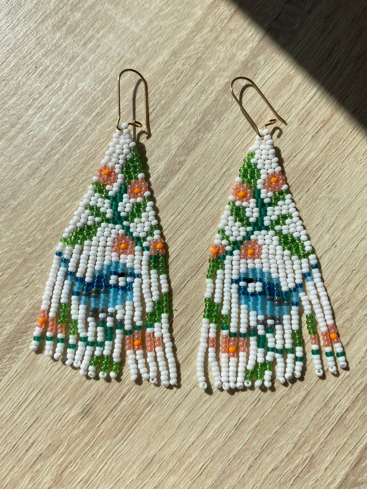 Boucles d’oreilles à longues franges fleuries blanches, vertes et bleues