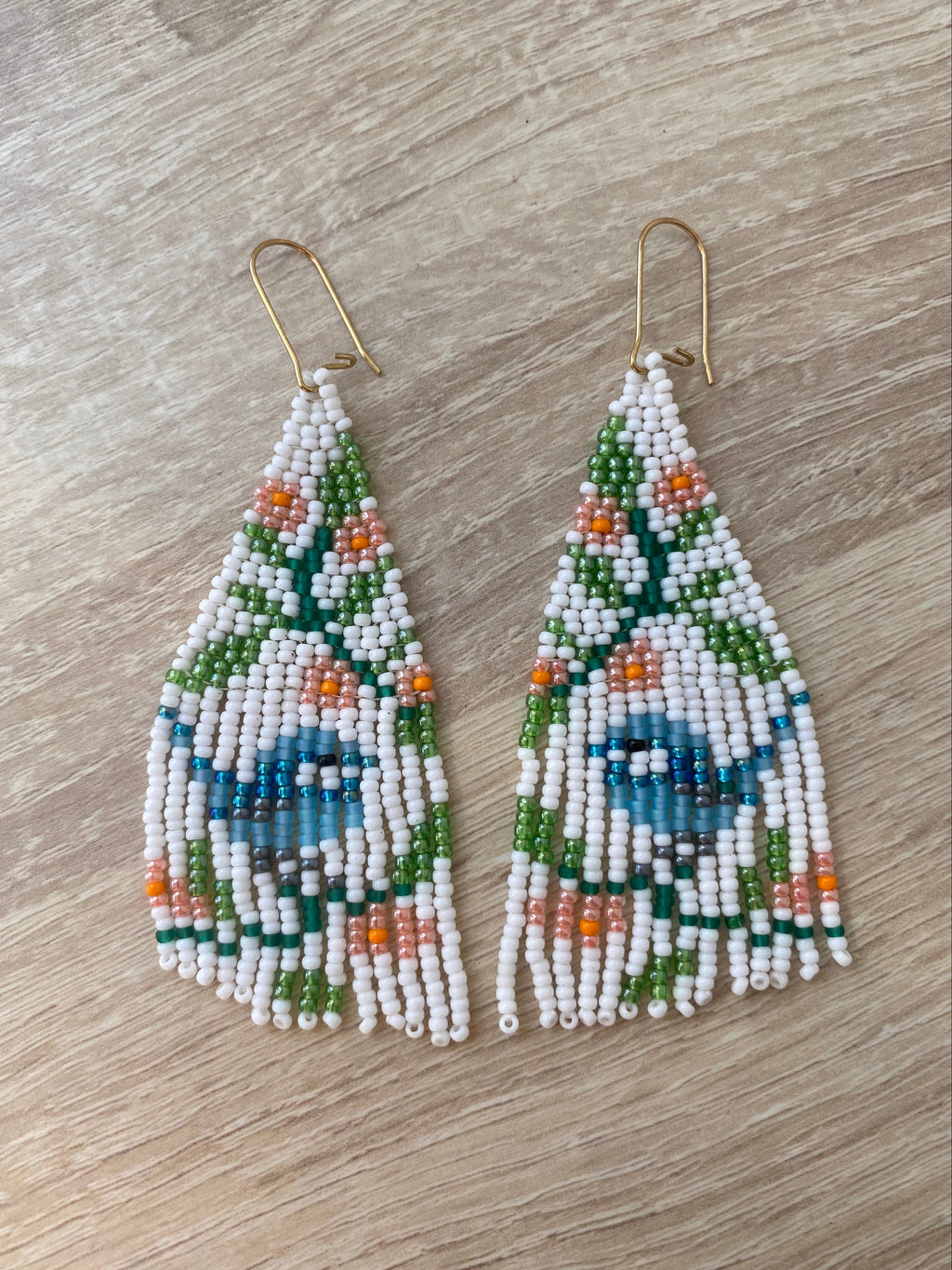 Boucles d’oreilles à longues franges fleuries blanches, vertes et bleues