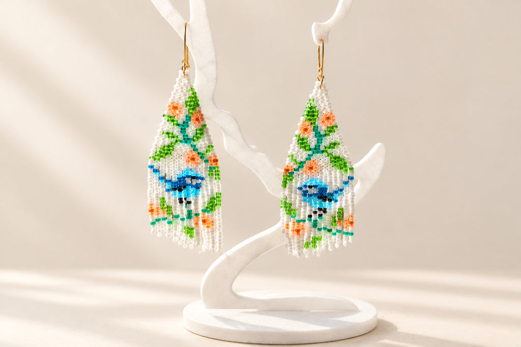 Boucles d’oreilles à longues franges fleuries blanches, vertes et bleues