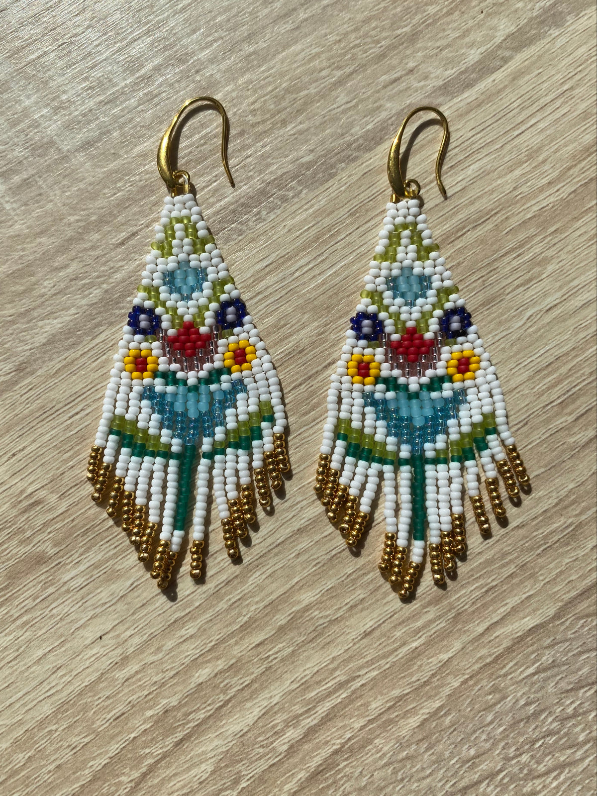 Boucles d’oreilles à franges blanches et dorées, motifs multicolores