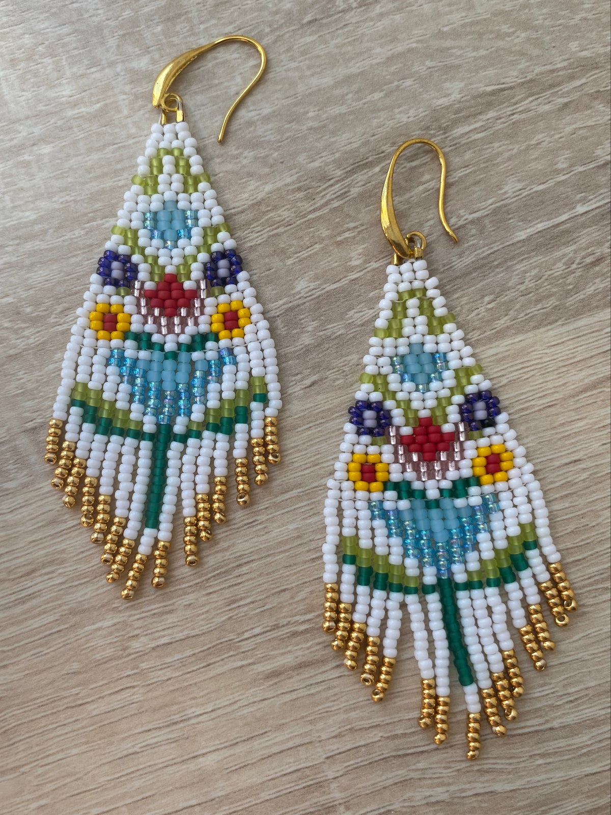Boucles d’oreilles à franges blanches et dorées, motifs multicolores