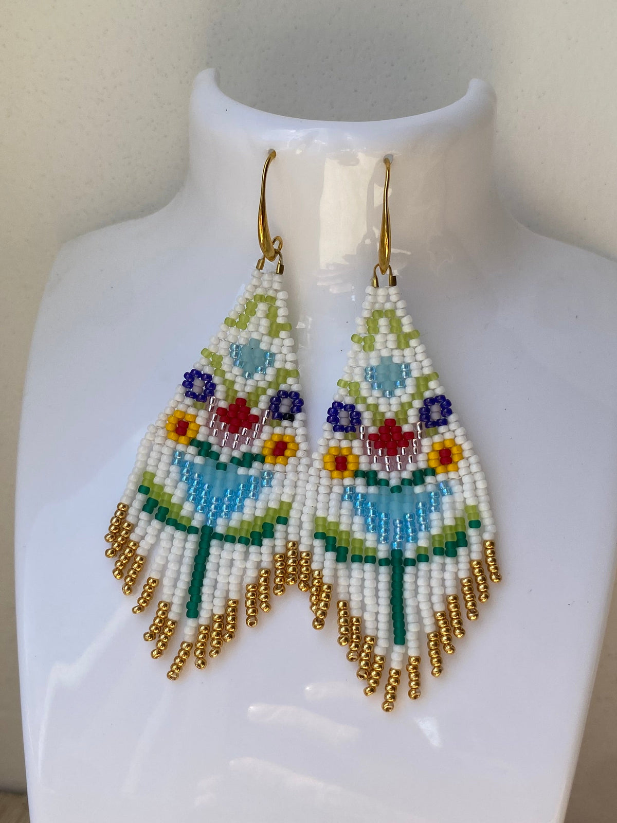 Boucles d’oreilles à franges blanches et dorées, motifs multicolores
