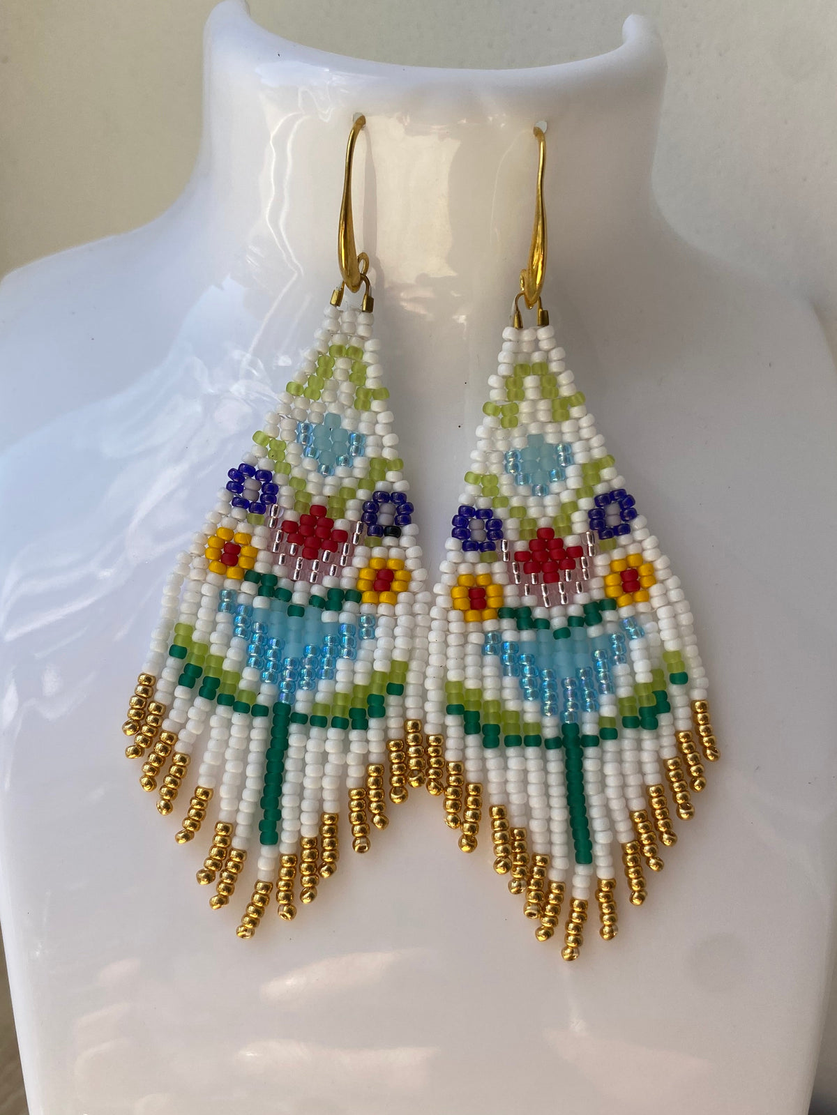 Boucles d’oreilles à franges blanches et dorées, motifs multicolores