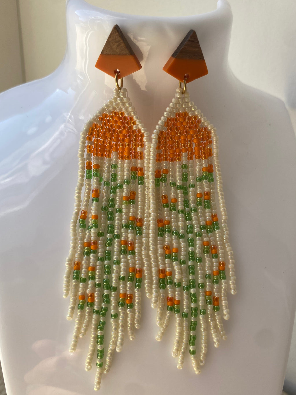 Boucles d’oreilles à longues franges ivoire, vert et orange