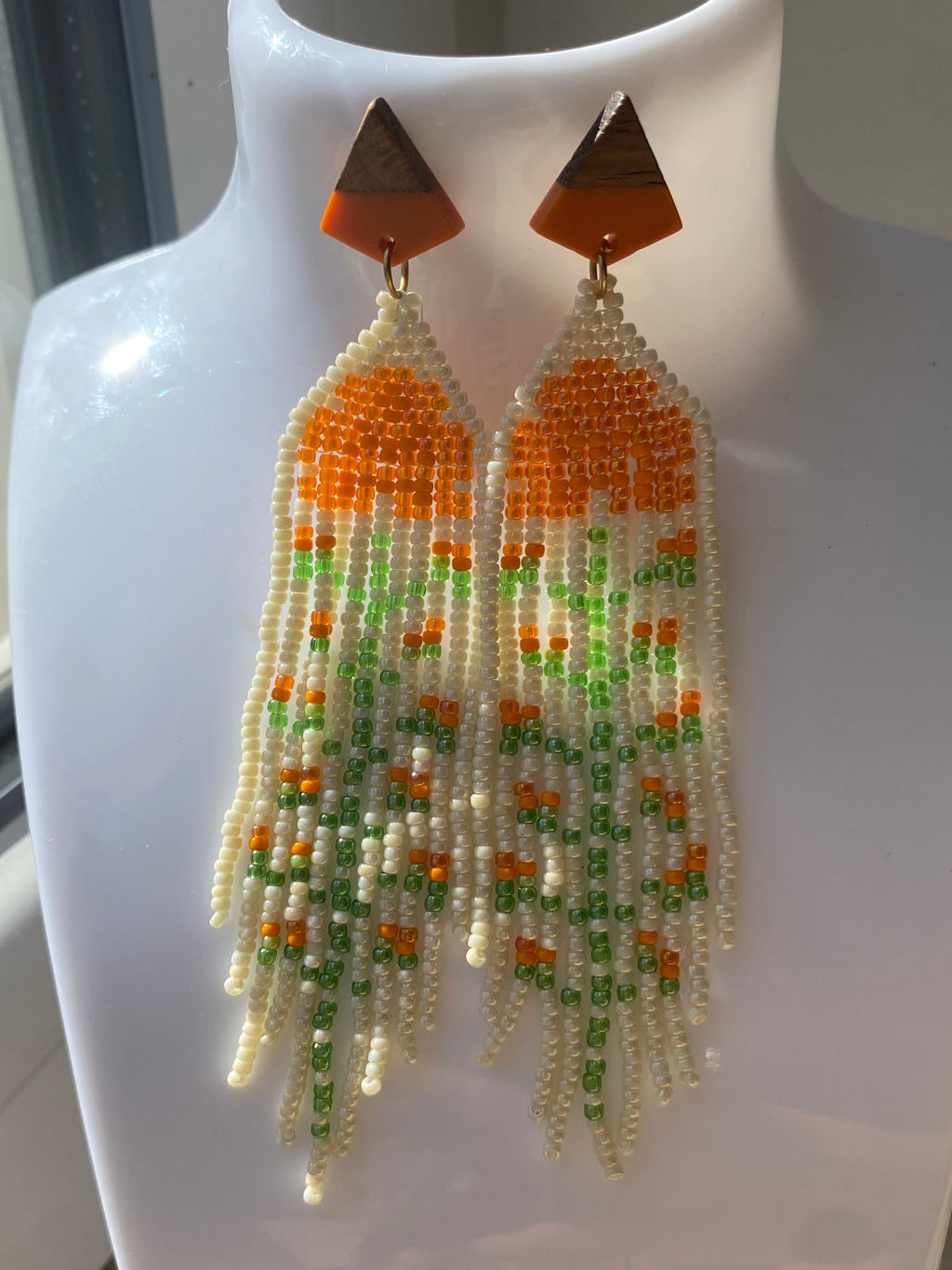 Boucles d’oreilles à longues franges ivoire, vert et orange