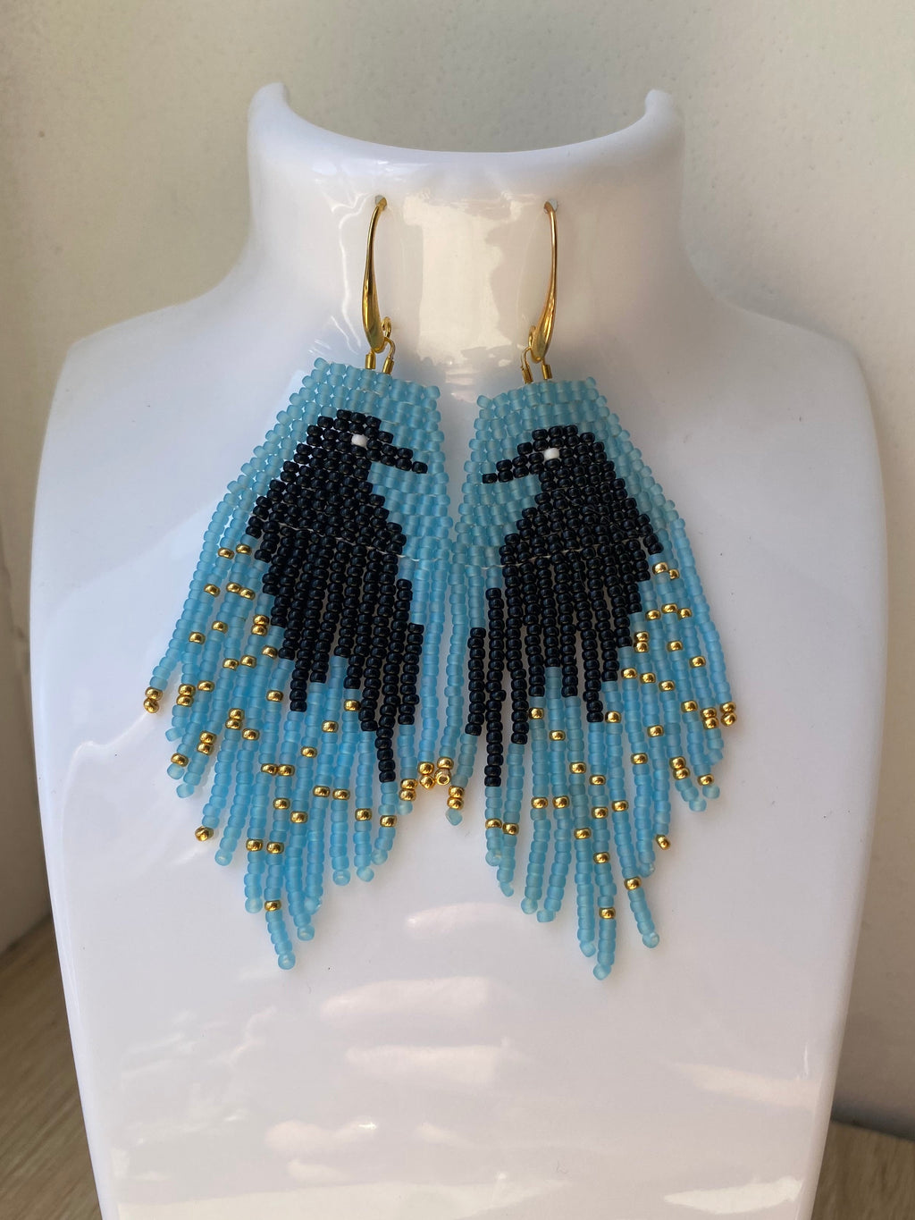 Boucles d’oreilles à franges bleu clair, motif oiseau noir