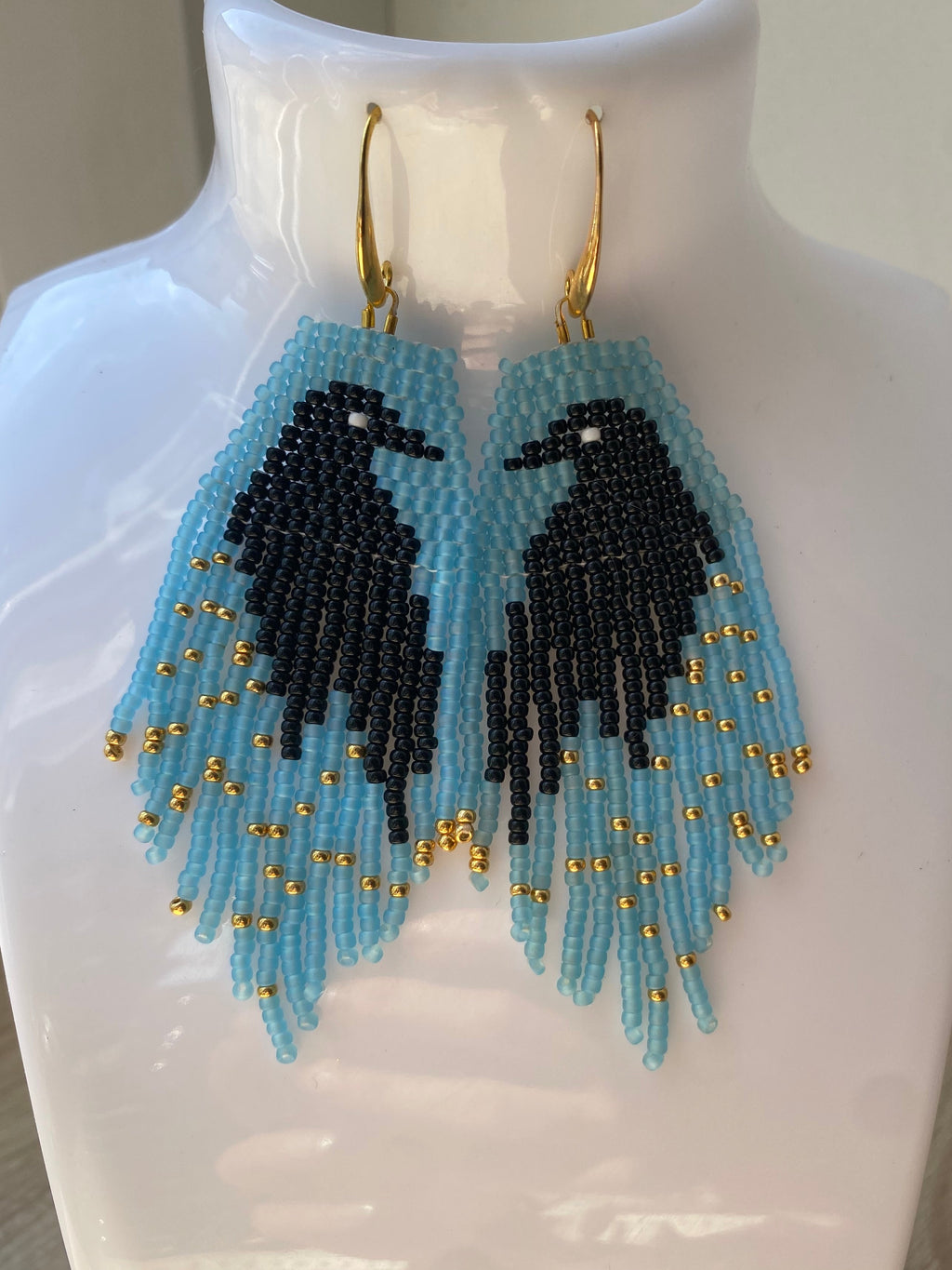 Boucles d’oreilles à franges bleu clair, motif oiseau noir