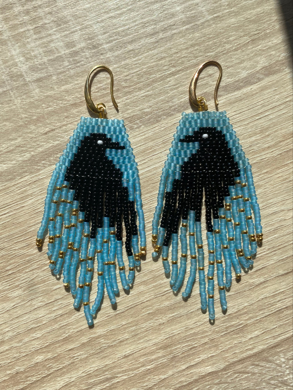 Boucles d’oreilles à franges bleu clair, motif oiseau noir