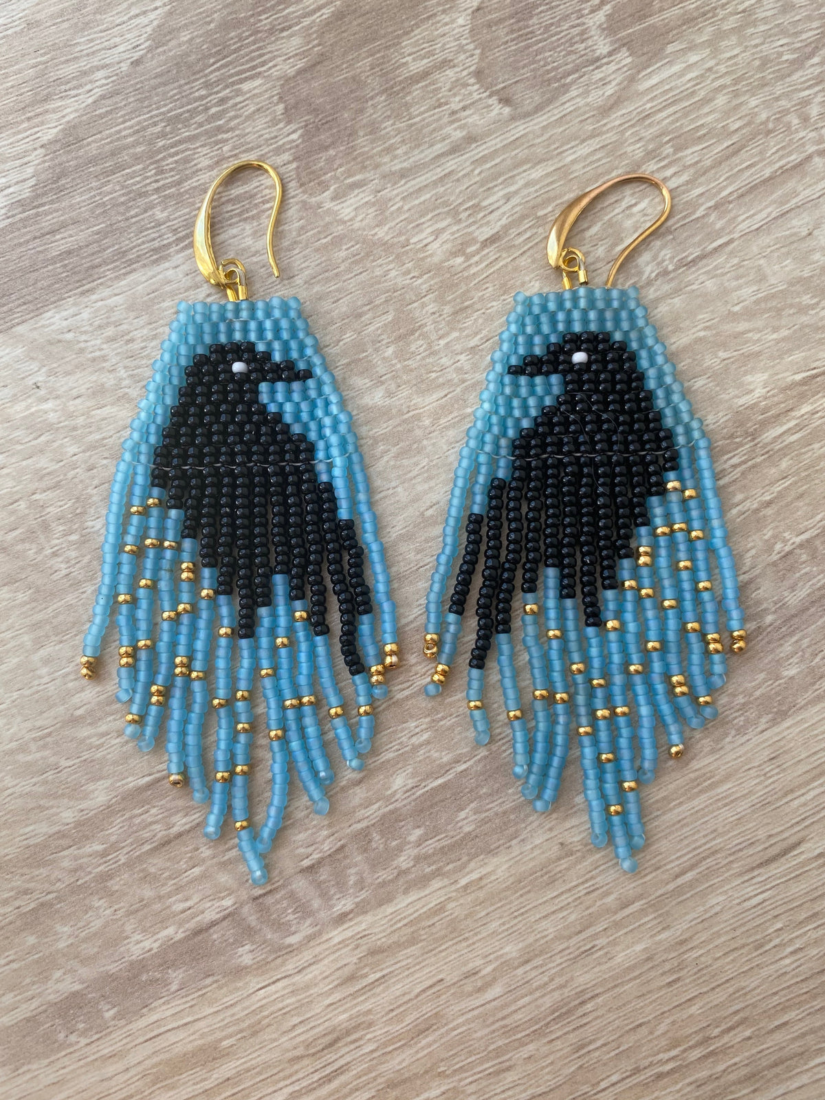 Boucles d’oreilles à franges bleu clair, motif oiseau noir