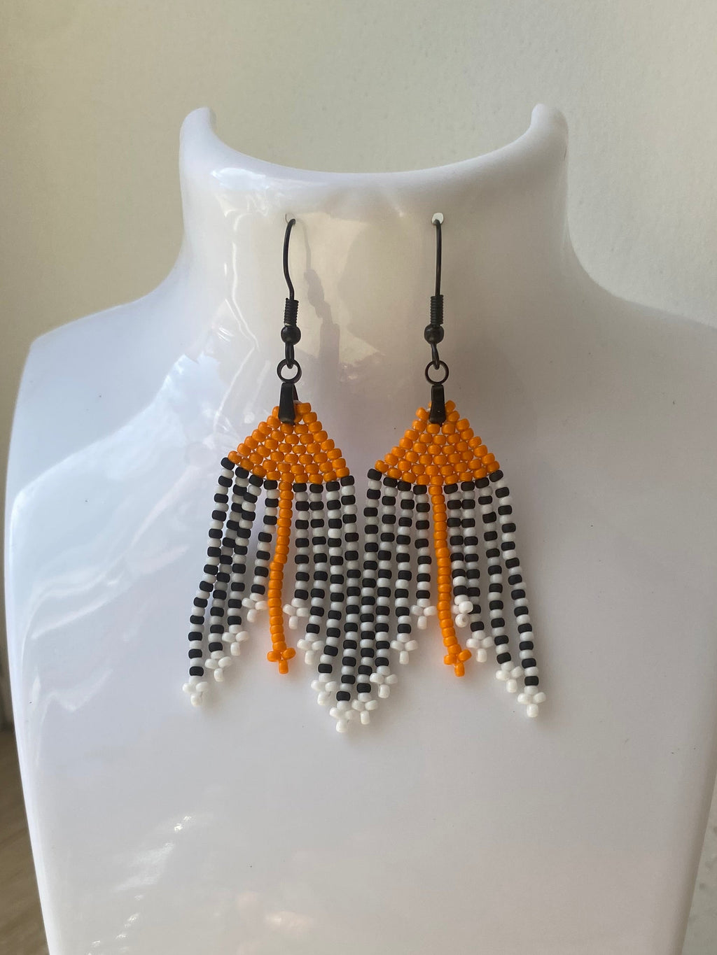 Boucle d’oreille à franges orange, noir et blanc avec mesure de longueur