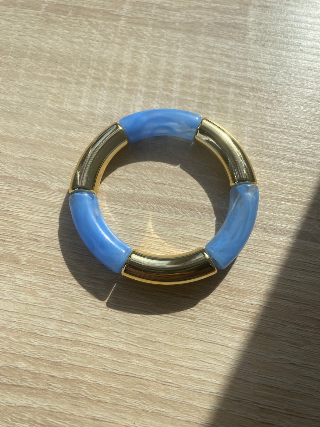 Bracelet élastique à grosse perle bleu marbré et doré