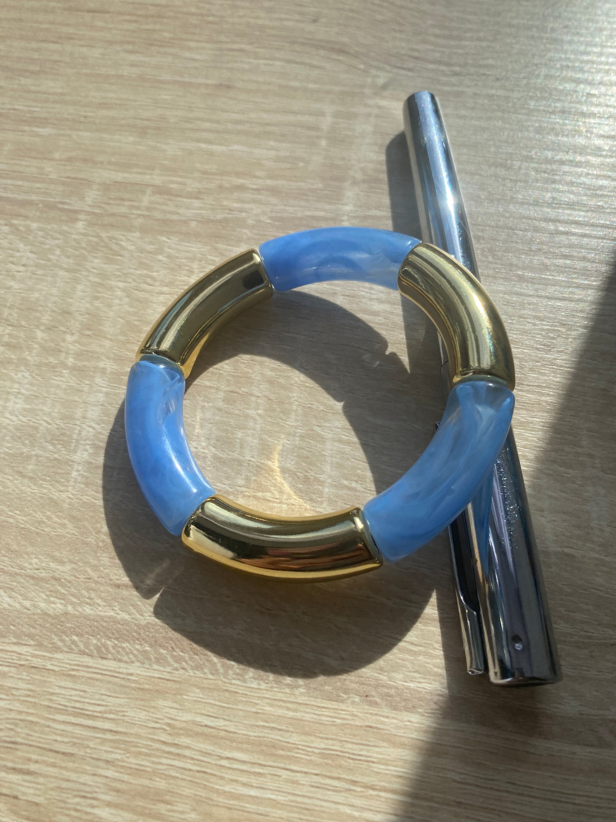 Bracelet élastique à grosse perle bleu marbré et doré