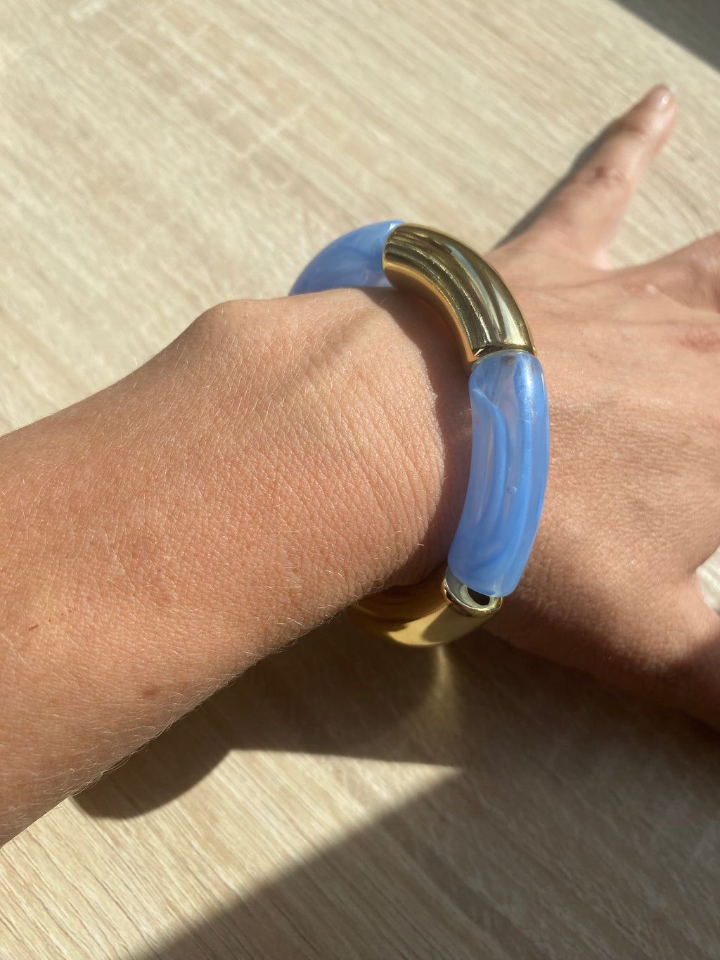 Bracelet élastique à grosse perle bleu marbré et doré