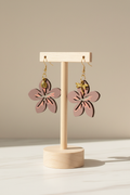 Boucles d’oreilles peintes main hibiscus rose poudré