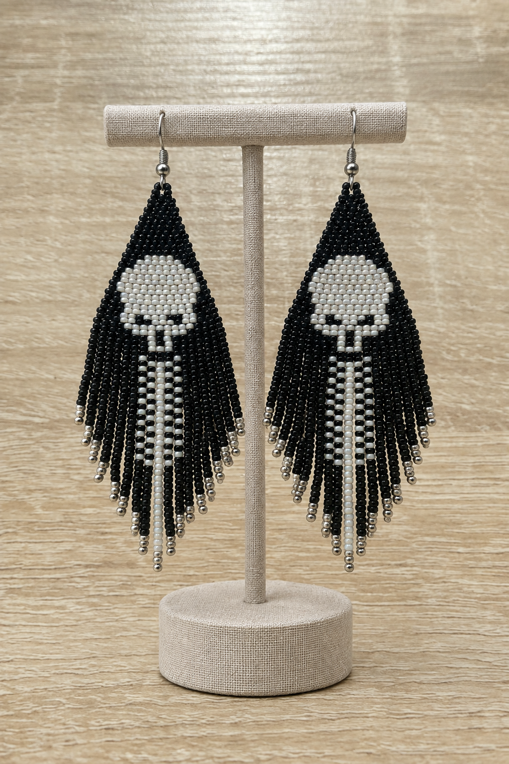 Boucles d’oreilles sur présentoir avec fond bois clair