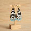 Boucle d'oreille pendante miyuki motif géométrique noir blanc mat bleu glacier artisanale