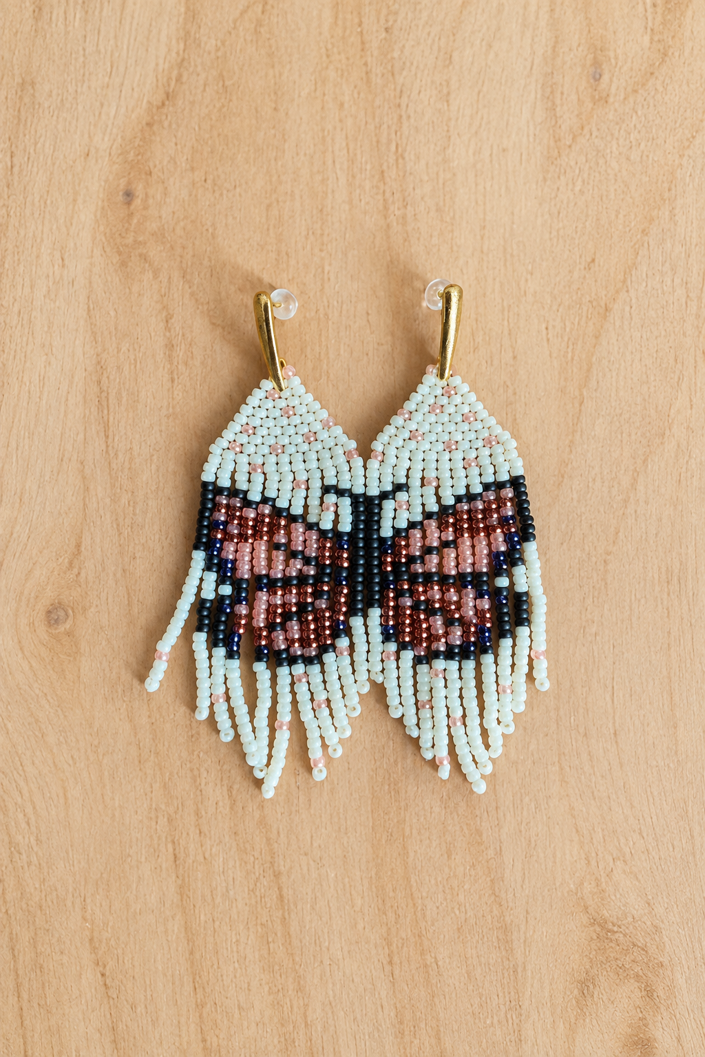 Boucles d’oreilles papillon Miyuki sur fond bois clair