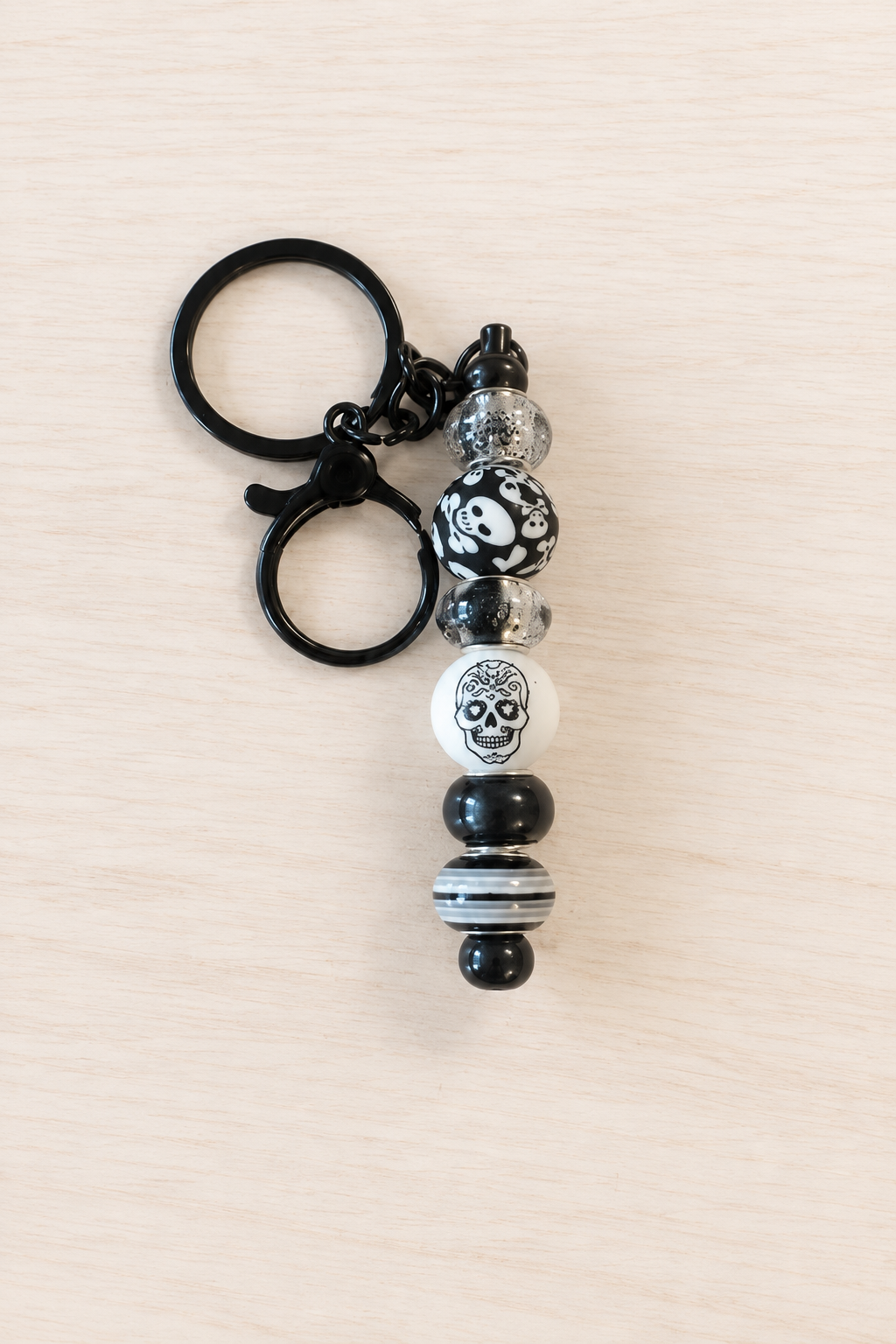 Bijou de sac tête de mort noire en perles – Halloween