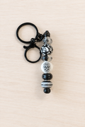 Bijou de sac tête de mort noire en perles – Halloween