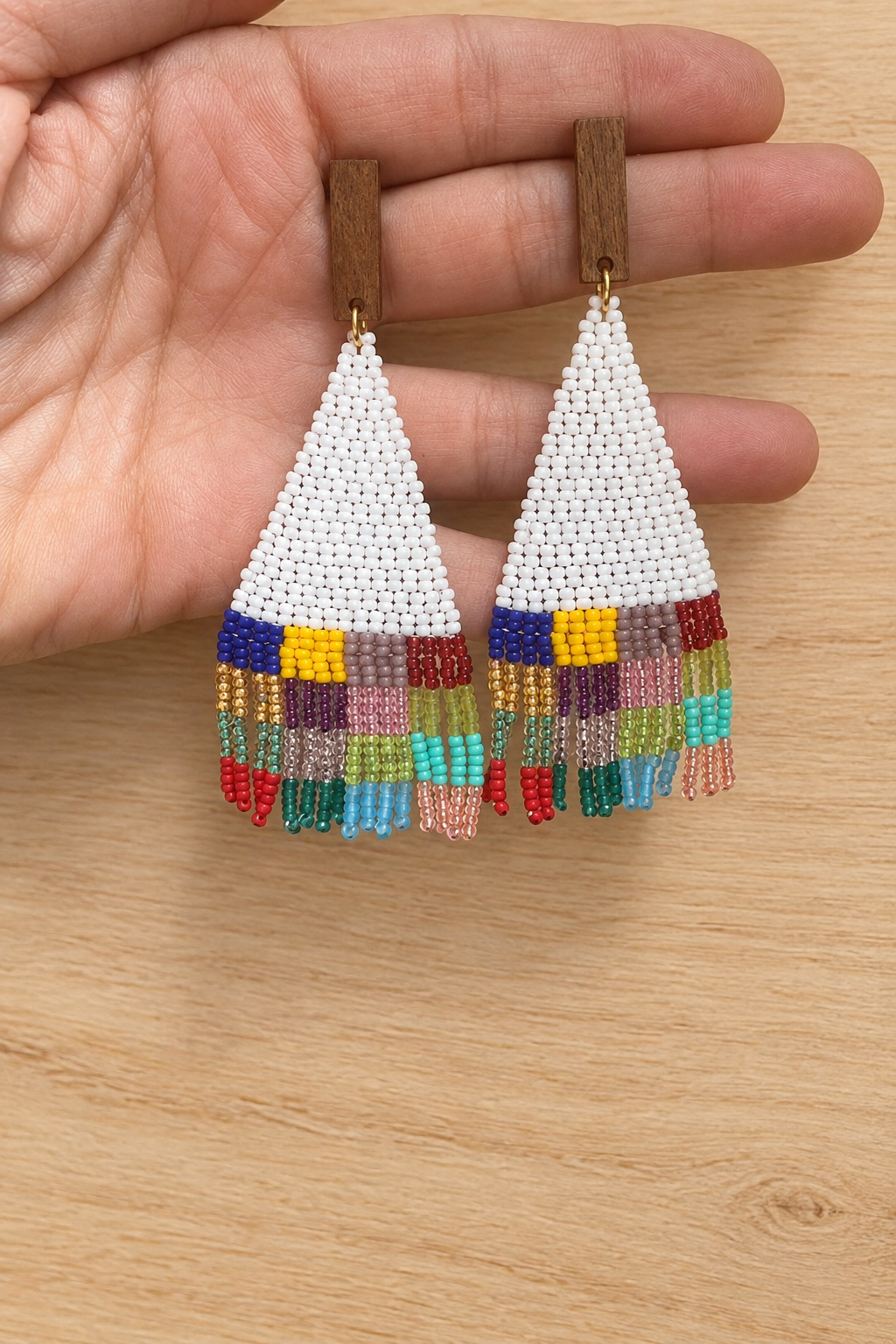 Boucles d’oreilles Miyuki patchwork blanc et multicolore sur fond bois clair