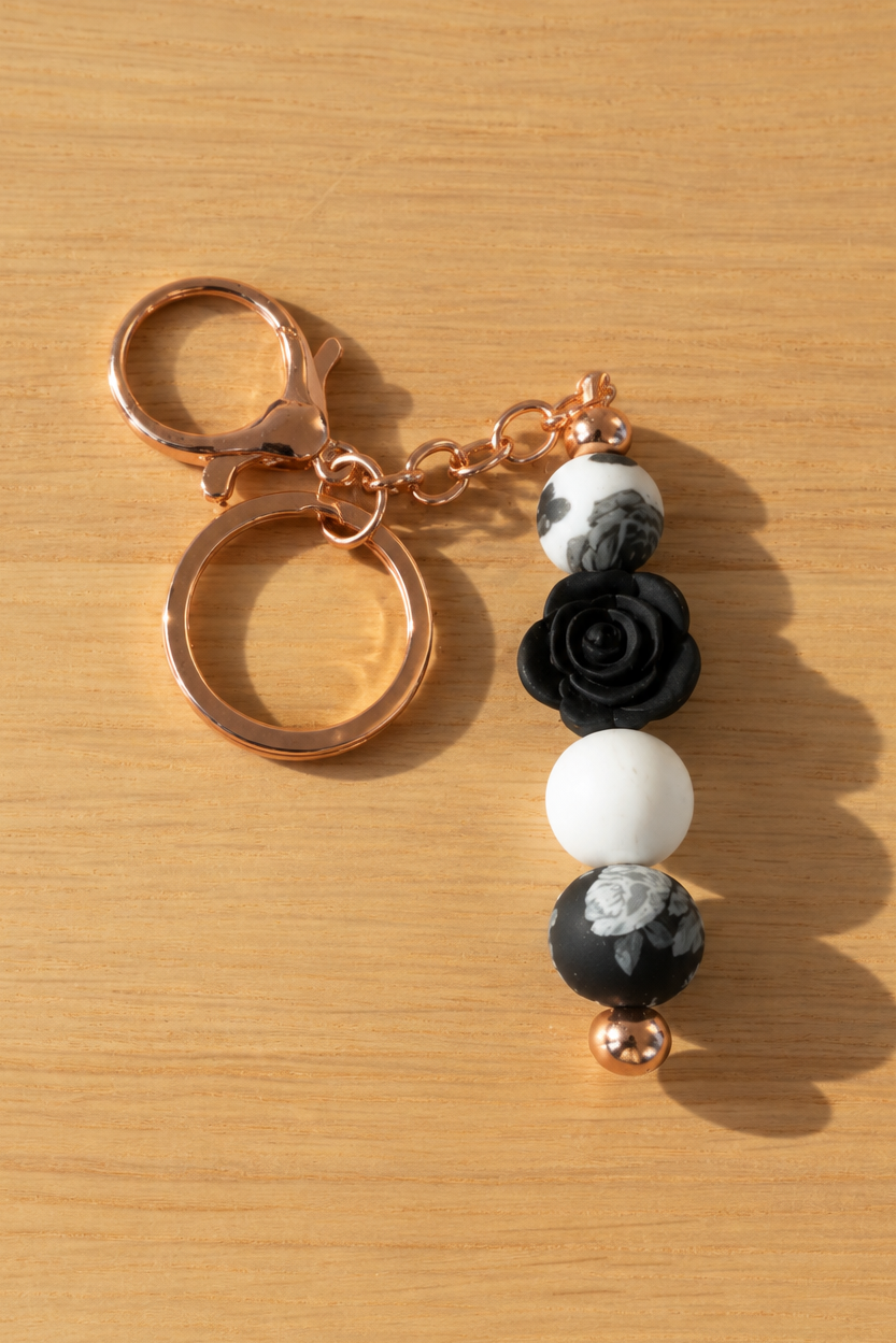 Bijou de sac rose blanche et noire, vue sur fond bois assorti à la photo de présentation