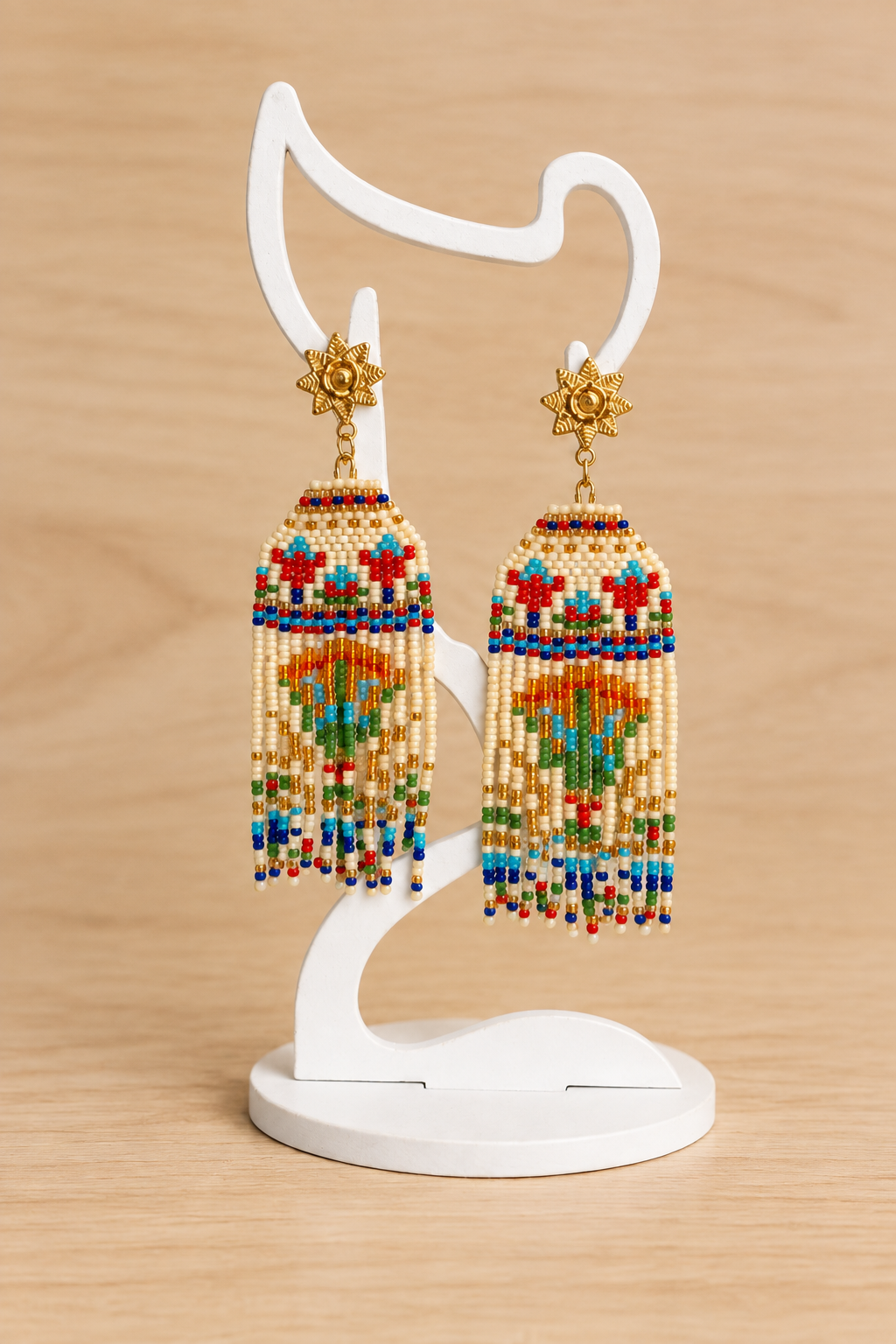 Boucles d’oreilles longues Lotus égyptien en perles Miyuki sur fond bois clair avec présentoir