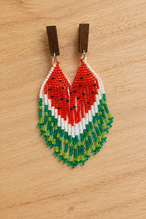 Boucles d’oreilles Miyuki pastèque rouge et vert sur fond bois clair