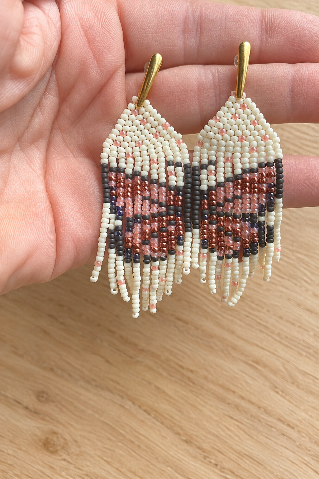 Boucles d’oreilles papillon Miyuki sur fond bois clair