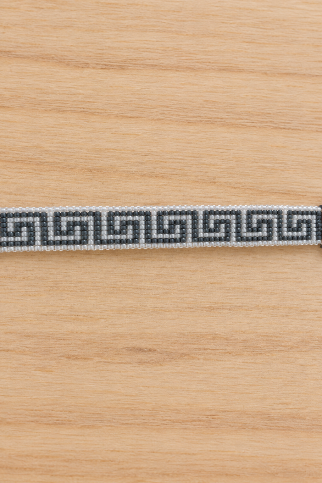 Bracelet Miyuki tissé à motif grec blanc et gris-noir fumé
