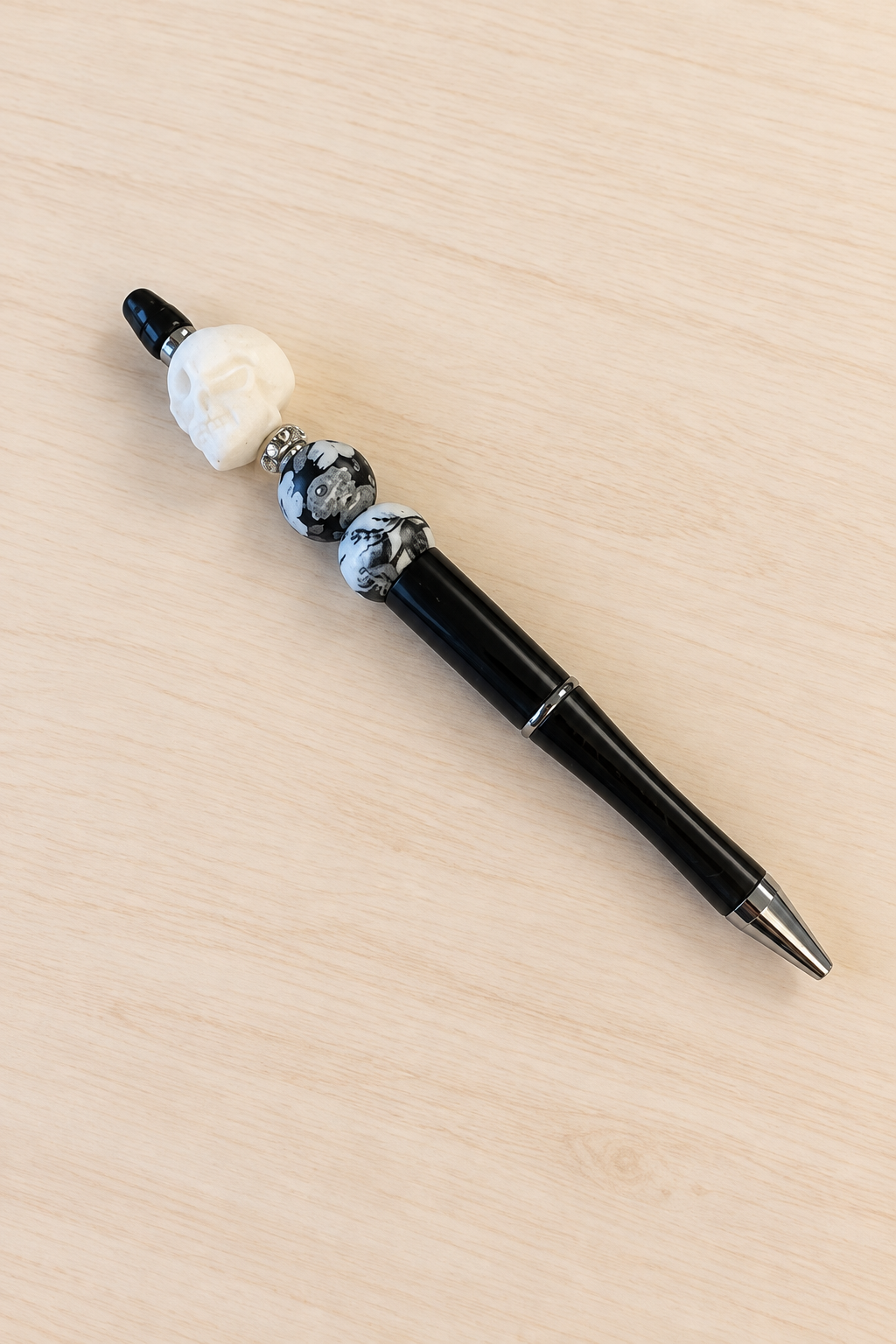 Stylo crâne blanc sur bois ultra clair