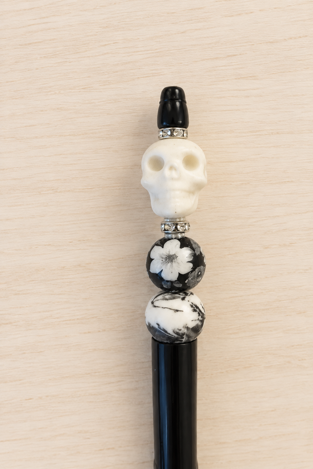 Stylo crâne blanc sur bois ultra clair